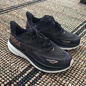Hoka Clifton 9 Wms Black/Rose Gold size 8